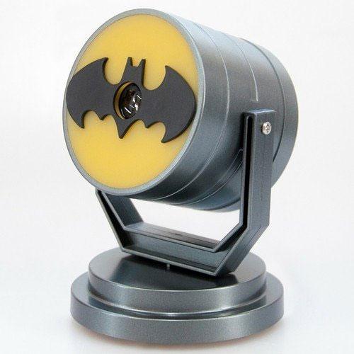 Photo de la lampe réplique du Bat-Signal de Batman et disponible sur Galaxy Pop