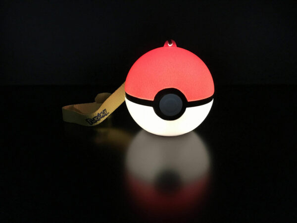 Figurine lumineuse de la Pokéball de l'animé Pokémon disponible sur Galaxy-Pop.com