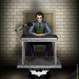 Photo de la figurine The Joker de la trilogie The Dark Knight par Beast Kingdom et disponible sur le site Galaxy-Pop.com