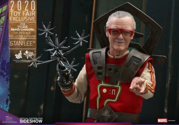 Figurine articulée officielle de Stan Lee 1/6 du film Thor 3 Ragnarok au format 1/6 par le studio Hot Toys disponible au magasin geek Galaxy Pop Montélimar
