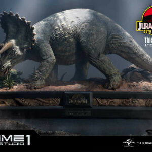 Statue officielle du dinosaure Tricératops des films Jurassic Park au format 1/15 par le studio Prime 1 disponible au magasin geek Galaxy Pop Montélimar