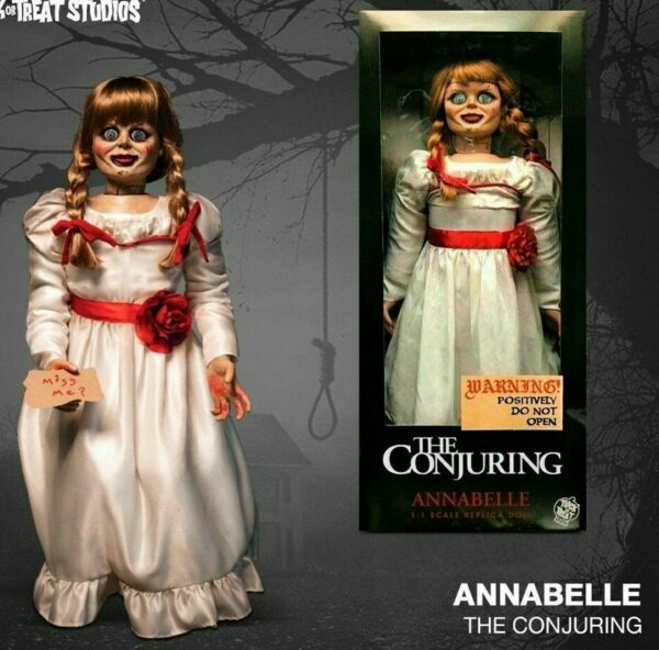 Réplique officielle taille réelle de Annabelle de la série de films Annabelle par le studio Trick or Treat Studios disponible au magasin geek Galaxy Pop Montélimar