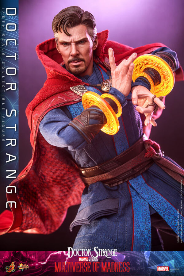 Figurine officielle de Doctor Strange dans le film Doctor Strange 2 de Marvel par Hot Toys disponible au magasin geek Galaxy Pop Montélimar