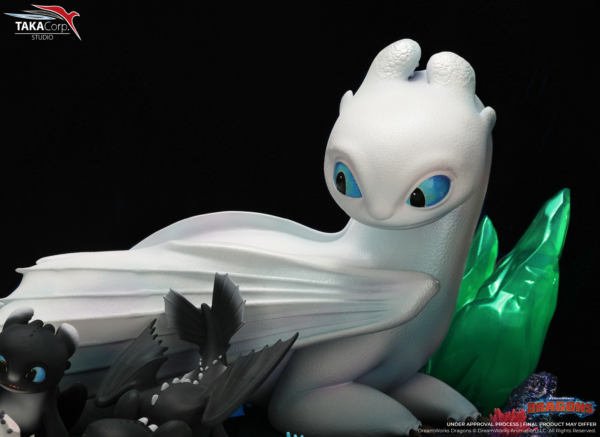 Statuette officielle de Light Fury et Night Light du film d'animation Dragon au format 1/6 par le studio Taka Corp disponible au magasin geek Galaxy Pop Montélimar